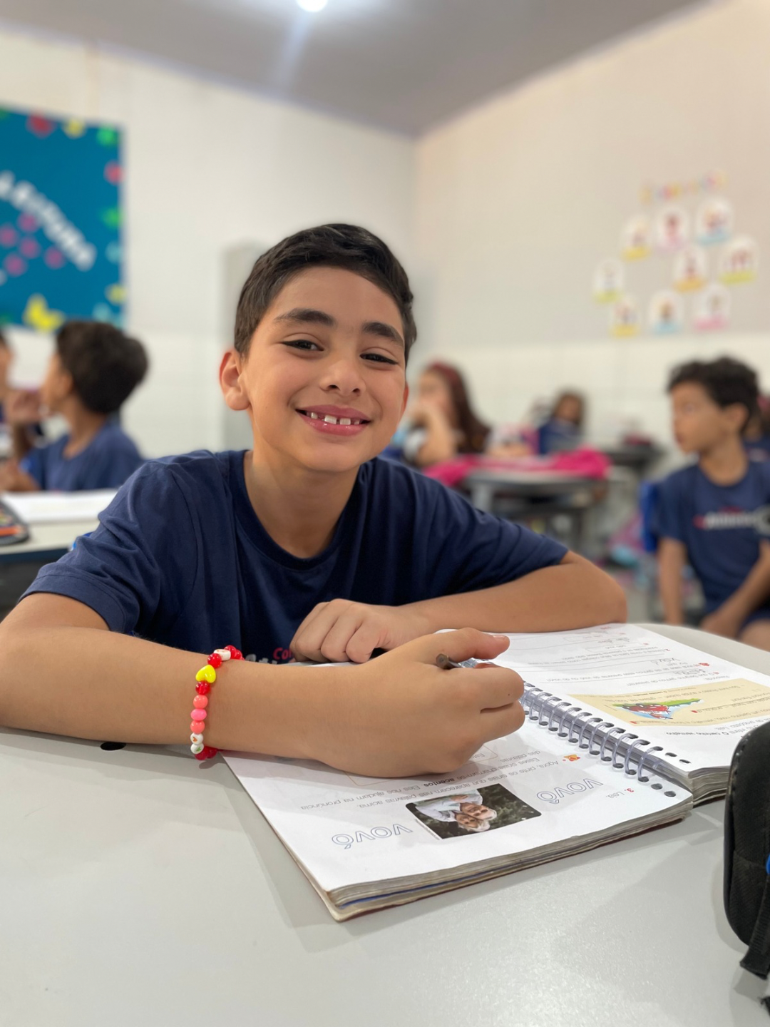 Aula de natação infantil no Colégio Athletics com alunos do primeiro ano