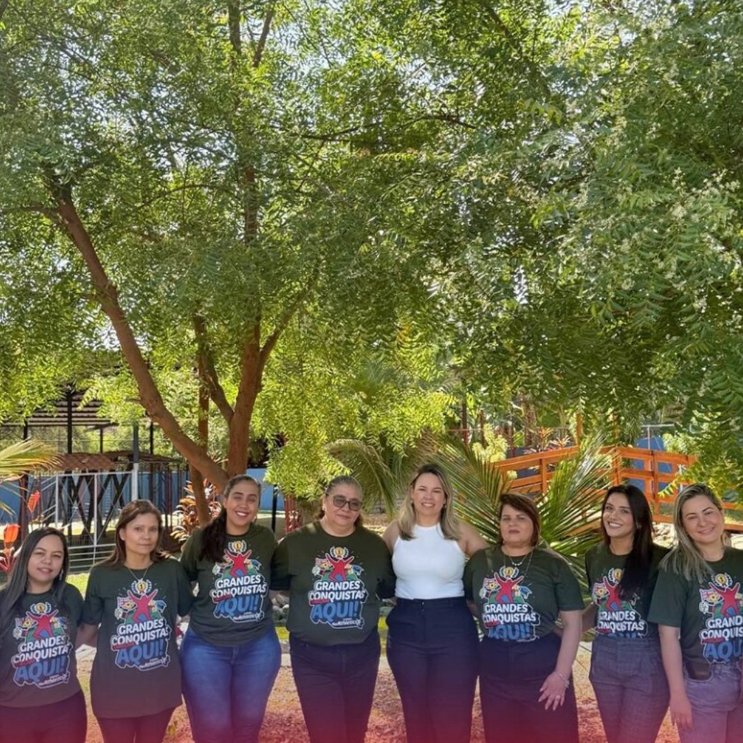 Equipe pedagógica do Colégio Athletics em área verde do campus